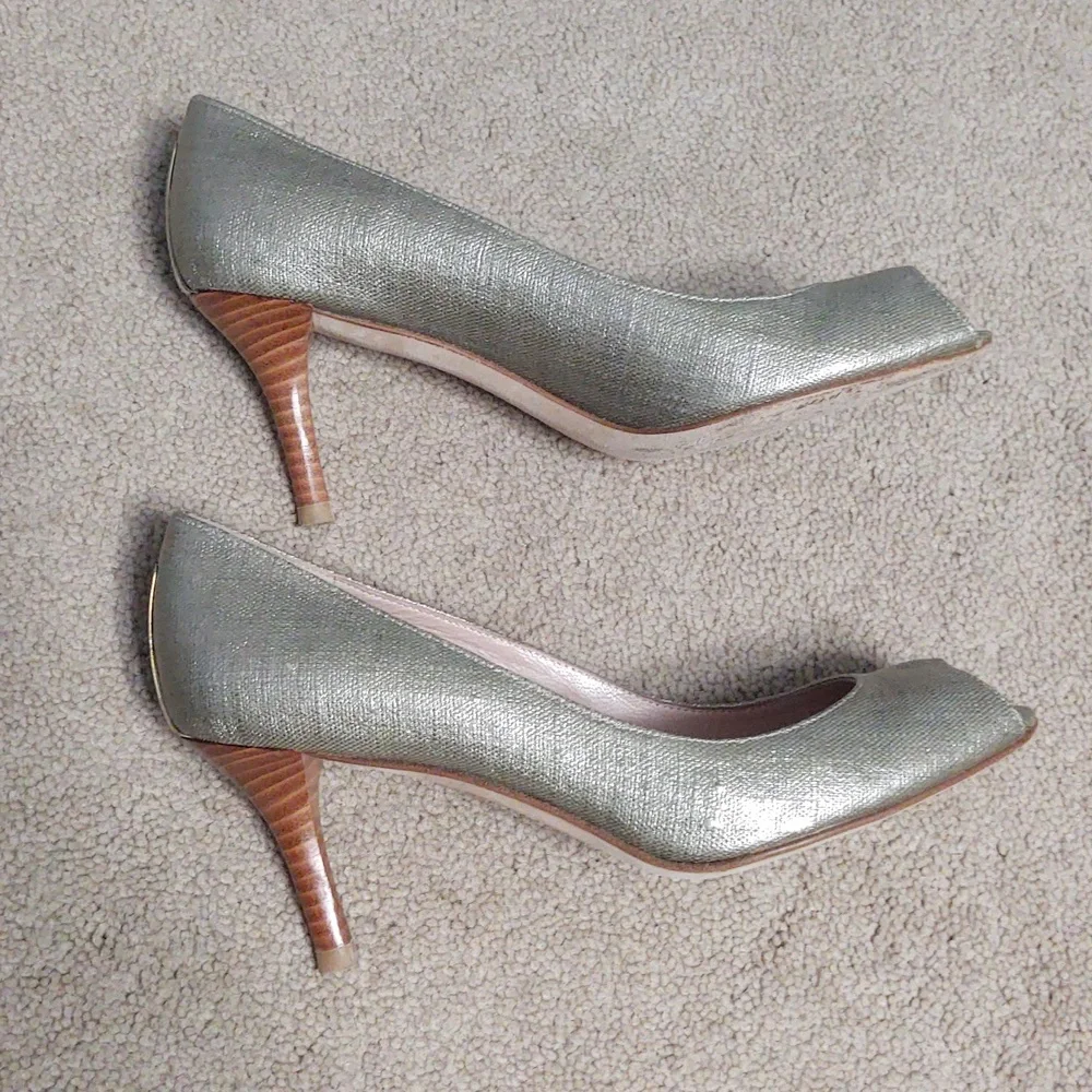 VGUC Stuart Weitzman silver metallic peep toe pumps with wood heels